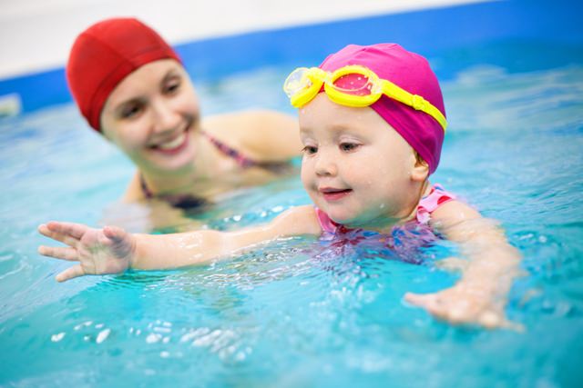 Những cách giúp trẻ yêu thích bơi lội